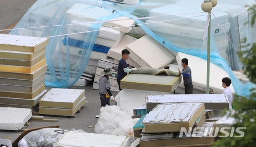 지난 2018년 6월11일 오후 충남 천안시 직산읍 대진침대 본사 앞마당에서 관계자들이 방사성 물질 '라돈'이 검출돼 수거된 침대 매트리스 해체 작업을 하고 있다.