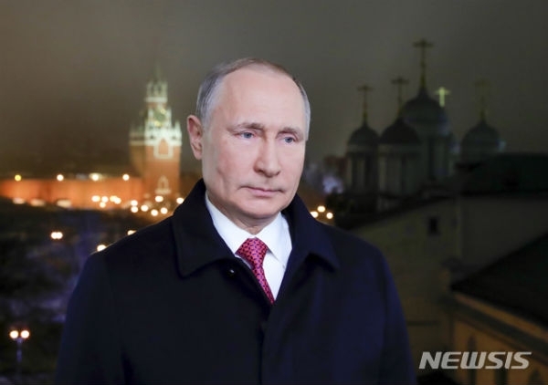 블라디미르 푸틴 러시아 대통령이 지난 1일(현지시각) 크렘린(대통령궁)에서 신년사를 전하고 있다.AP/뉴시스