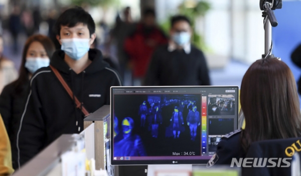 '우한 폐렴'으로 불리는 중국발 신종 코로나바이러스가 무서운 속도로 퍼지고 있는 가운데 28일 제주국제공항에 마스크를 쓴 이용객들이 이동하고 있다.뉴시스