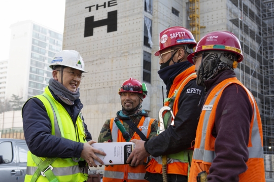 현대건설의 한 국내 공사장에서 협력사 직원들에게 보건용 마스크가 전달되고 있다.
