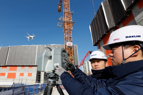 김포에서 건설중인 e편한세상 김포 로얄하임 현장에서 대림산업 직원들이 3D 스캐너와 드론을 활용하여 건설정보모델링 설계에 필요한 측량자료를 촬영하고 있다.대림