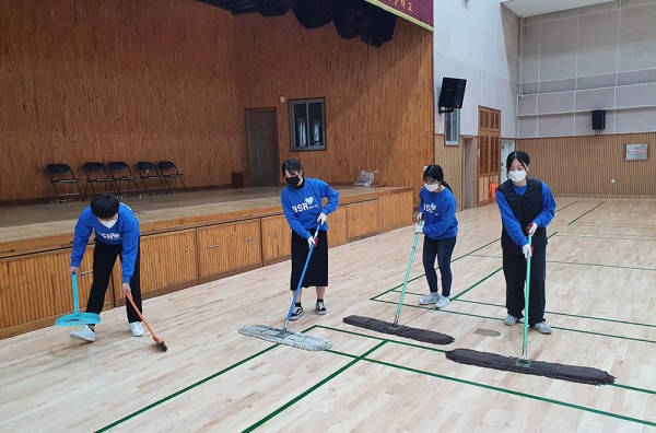bhc치킨 ‘해바라기 봉사단’ 4기 1조 단원들이 서울 용산 청파초등학교에서 청소 봉사활동을 하고 있다.bhc