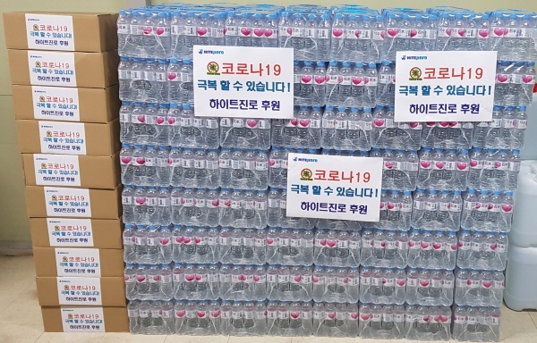 하이트진로는 서울 지역 쪽방촌 거주민과 서울역 '따스한 채움터'의 노숙인 등 2000명에서 생수와 백설기를 제공하기로 했다. 하이트진로