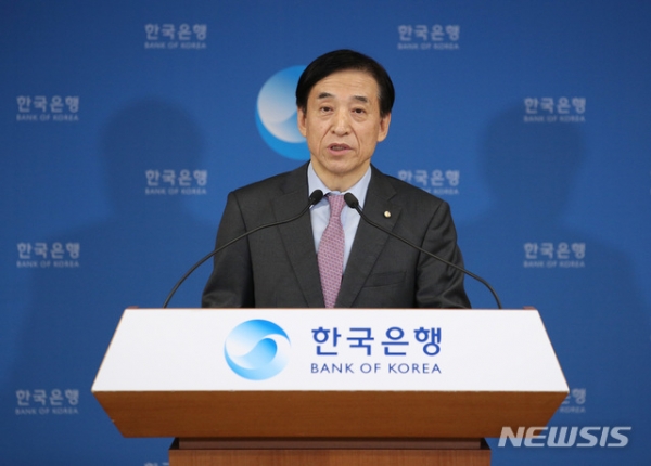 이주열 한국은행 총재가 16일 서울 중구 한국은행 대회의실에서 통화정책방향 기자간담회를 하고 있다.뉴시스