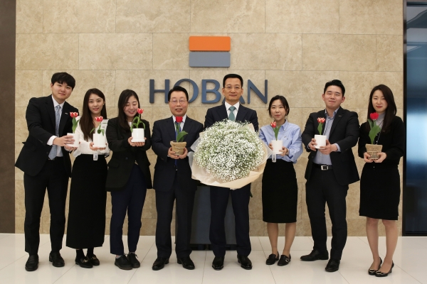 2일 김상열(왼쪽 다섯 번째) 호반그룹 회장과 임직원들이 '화훼농가 돕기 릴레이 캠페인'에 동참했다.호반그룹