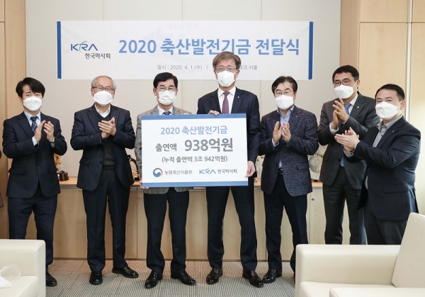 김낙순(왼쪽 3번째) 한국마사회 회장이 축산발전기금 사무국에 938억원을 전달한 후 기념촬영을 하고 있다.한국마사회