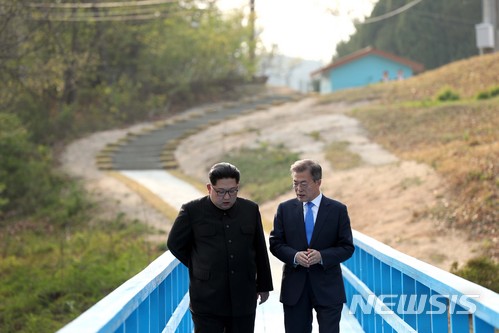 2018년 4월 27일 문재인 대통령과 김정은 국무위원장이 판문점 인근 군사분계선 표식물이 있는 ‘도보다리’까지 산책을 하며 담소를 나누고 있다.뉴시스