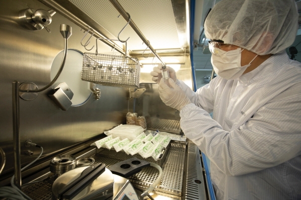 셀트리온 연구진이 코로나19 항체치료제 개발에 몰두하고 있다. 셀트리온