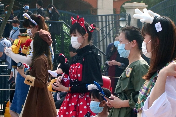 중국 상하이 디즈니랜드 테마파크가 재개장한 가운데 마스크를 쓴 방문객들이 사회적 거리 두기를 준수하면서 입장 순서를 기다리고 있다. 뉴시스