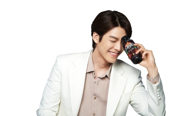 빙그레는 RTD 커피 브랜드 아카페라가 새로운 PET커피 ‘아카페라 스페셜티 커피’ 2종을 출시하면서 배우 김우빈을 모델로 발탁했다고 밝혔다. 빙그레