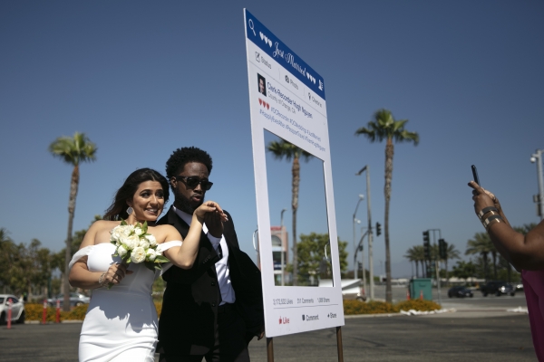 또 다른 신혼부부가 해당 주차장서 결혼식 후 기념촬영을 하는 모습.뉴시스