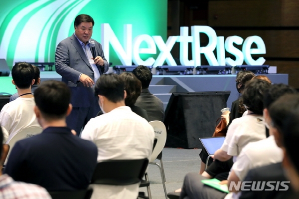 서정진 셀트리온 회장이 서울 삼성동 코엑스에서 열린 글로벌 스타트업 페어 '넥스트 라이즈 2020'에서 강연하고 있다. 뉴시스