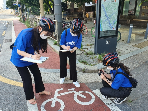 ’해바라기 봉사단‘ 4기 1조 단원들이 서울환경운동연합이 주관한 프로그램에 참여해 자전거 도로에 대한 안전 점검 봉사활동을 하고 있다.bhc치킨