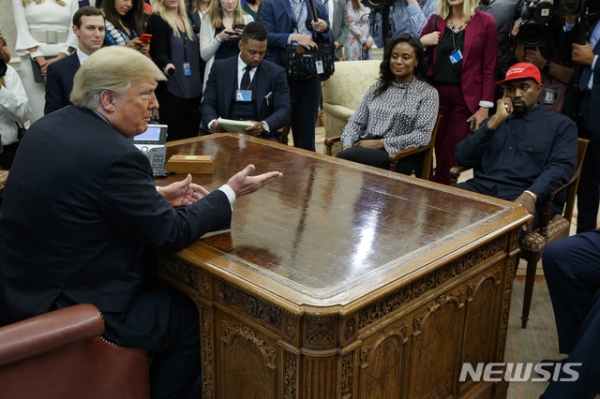 2018년 10월 도널드 트럼프 대통령는 자신의 열렬한 지지자인 칸예 웨스트를 백악관으로 초대했다.AP·뉴시스