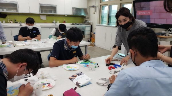 마사회 강사가 장애 특수학교를 찾아가 말산업 관련 교육을 진행하고 있다.한국마사회