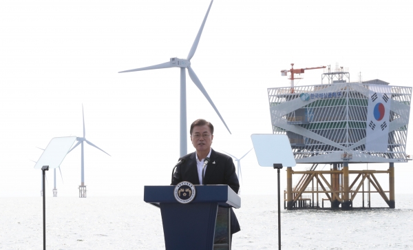 문재인 대통령이 17일 전북 부안군 위도 근처의 서남권 해상풍력 실증단지에서 열린 행사에서 발언하고 있다. 뉴시스