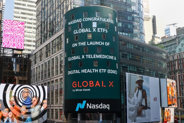 미국 뉴욕 타임스퀘어에 위치한 나스닥 마켓사이트(NASDAQ MarketSite)에 표시된 Global X EDOC ETF.미래에셋자산운용