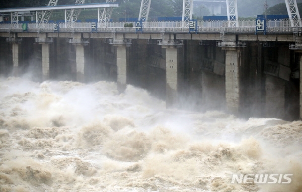중부지방 집중호우에 따라 수위조절을 위해 수문을 연 팔당댐에서 초당 1000톤이 넘는 물이 방류되고 있다. 뉴시스