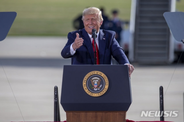 도널드 트럼프 미국 대통령이 17일(현지시간) 위스콘신 오시코시에서 연설하고 있다. (뉴시스)