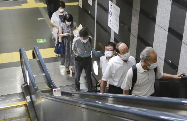 26일 일본 도쿄의 한 지하철역에서 코로나19 예방을 위해 마스크를 쓴 시민들이 에스컬레이터를 타고 있다. 뉴시스