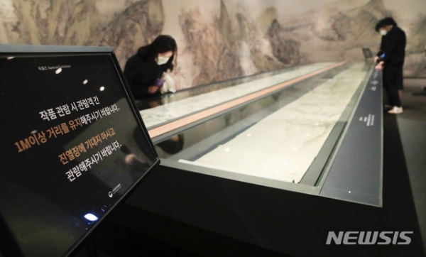관람객들이 서울 용산구 국립중앙박물관애서 문화재를 관람하고 있다.뉴시스