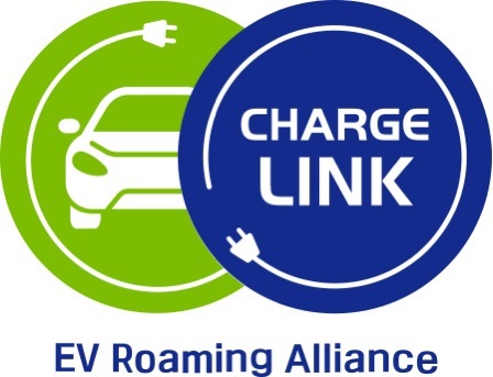 한전이 13개 전기차 충전사업자와 손잡고 충전 사업자를 대상으로 로밍을 중개하는 ‘ChargeLink 서비스’를 개시한다.한국전력
