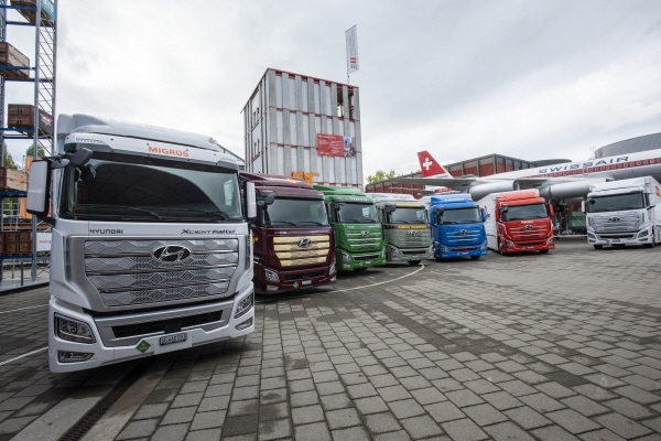 현대자동차 ‘엑시언트 수소전기트럭’ 7대가 고객인도 전달식을 위해 스위스 루체른 교통박물관 앞에 서 있다. 현대자동차