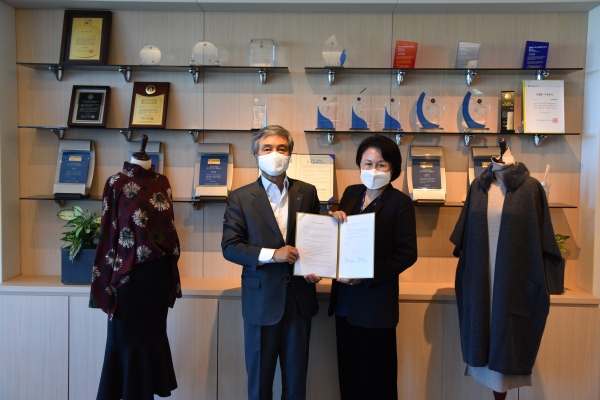 홈앤쇼핑이 패션 카테고리 강화를 위해 서울 마곡동 본사에서 ‘KayeSu(케이수)’ 브랜드와 계약식을 진행했다.홈앤쇼핑