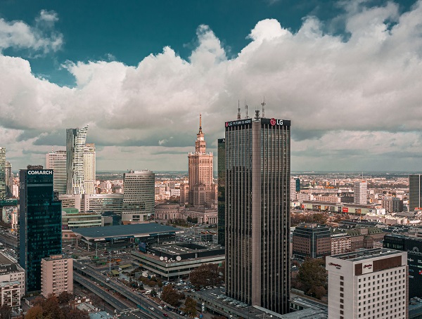 LG가 폴란드 바르샤바 옥스포드 타워에 옥외 광고를 설치하고 브랜드 알리기에 나섰다.LG