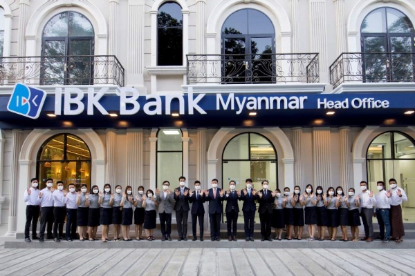 2020년 12월 30일 현지법인 설립 최종 인가를 획득한 IBK미얀마은행 본점 앞에서 직원들이 기념촬영을 하고 있다.