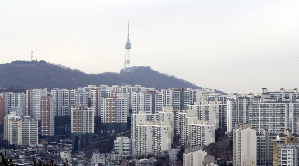 4일 오후 서울 성동구 응봉산에서 바라본 도심 아파트 단지의 모습.뉴시스