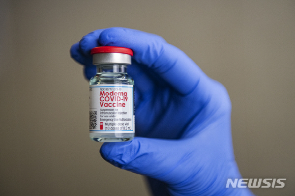 정부가 약속한 코로나19 백신 접종 일정이 한 달여 앞으로 다가온 가운데 보관과 유통에 대한 준비에 대한 관심이 모아지고 있다. 사진은 코로나19 모더나 백신 모습. 뉴시스