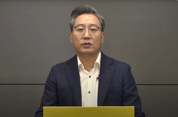 윤호영 카카오뱅크 대표가 2일 온라인 기자간담회에서 2021년 사업 방향에 대해 설명하고 있다.