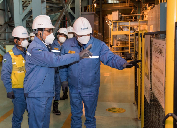 최정우(앞줄 왼쪽) 포스코 회장이 포항제철소를 방문에 안전 관련해 현장 점검을 하고 있다. 포스코
