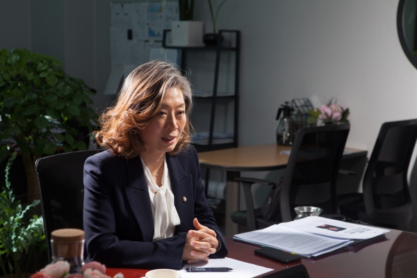 양이원영 민주당 의원이 2월 23일 국회 의원회관에서 인사이트코리아와 인터뷰를 하고 있다.<이원근>