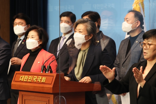 의원이 지난 1월 13일 오후 서울 여의도 국회 소통관에서 열린 ‘월성원전 비계획적 방사성물질 누출 사건’ 공동 기자회견에서 발언하고 있다.