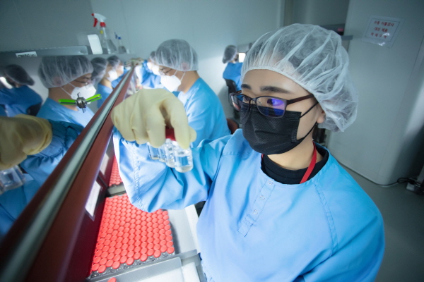 Sk바이오사이언스 직원들이 안동L하우스에서 생산되는 코로나19 백신을 검수하고 있다. SK바이오사이언스
