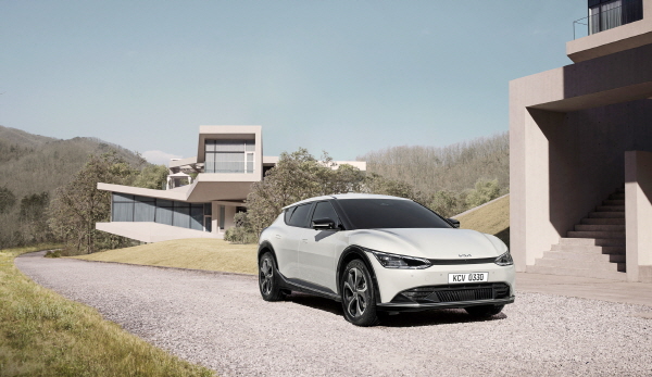 기아는 최초의 전용 전기차 EV6의 내∙외장 디자인을 처음으로 공개했다. 기아