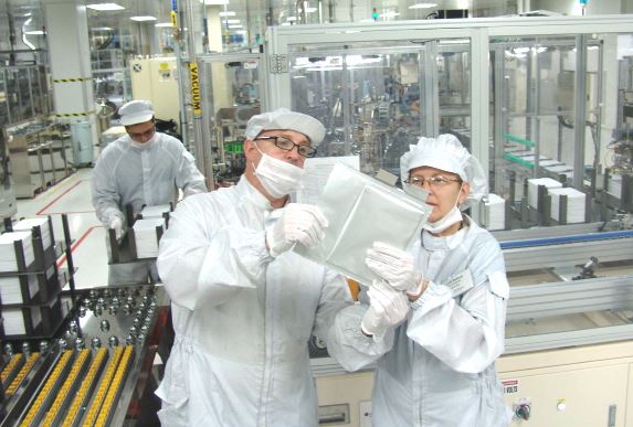 LG화학 홀랜드 공장 직원들이 전기차용 배터리 셀을 점검하고 있다.
