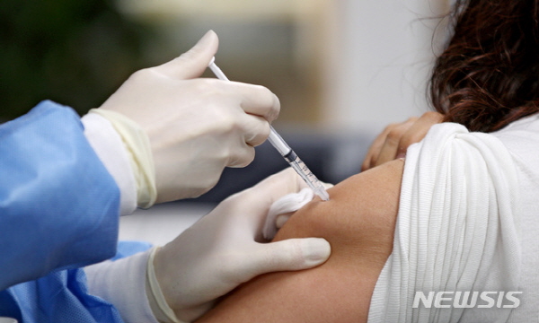 아스트라제네카 코로나19 백신 접종을 재개한 12일 오후 대구 서구보건소에서 소방관과 보건교사 등 접종 대상자들이 백신을 맞고 있다. 뉴시스