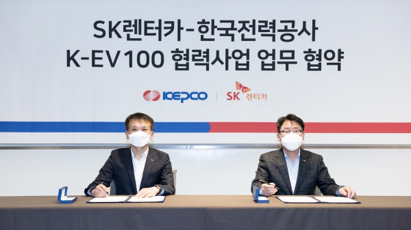 황일문(왼쪽) SK렌터카 대표이사와 이종환 한국전력 사업총괄본부장이 16일 서울 그랜드 워커힐 아카디아에서 'K-EV100 협력사업' 업무 협약을 체결하고 있다. SK렌터카