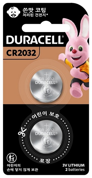 듀라셀의 쓴맛 코팅 리튬 동전 건전지 중 하나인 ‘CR2032’.듀라셀 코리아