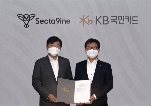 이경배(왼쪽) 섹타나인 대표와 이동철 KB국민카드 대표가 마케팅 업무협약을 체결하고 기념촬영을 하고 있다. SPC