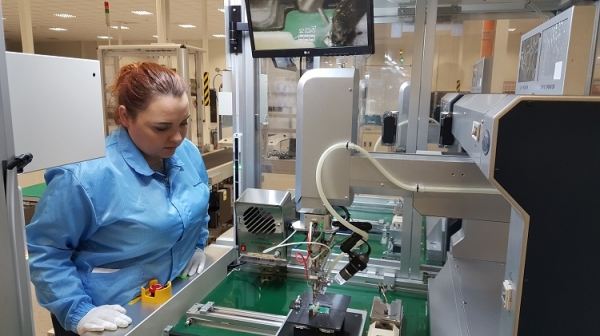 LS전선 폴란드 사업장에서 직원이 전기차 배터리용 부품을 점검하고 있다.LS