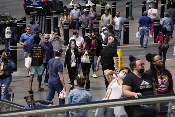 4월 27일(현지시간) 미 네바다주 라스베이거스에서 마스크를 쓰거나 쓰지 않은 보행자들이 거리를 걷고 있다. 미국 질병통제예방센터(CDC)는 코로나19 백신 접종을 완료한 경우 야외에서 마스크를 쓰지 않아도 된다고 발표하며 야외 마스크 착용에 대한 지침을 완화했다.AP/뉴시스