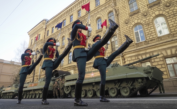 퍼레이드를 앞두고 러시아 의장대가 예행 연습을 실시하고 있다. (뉴시스)