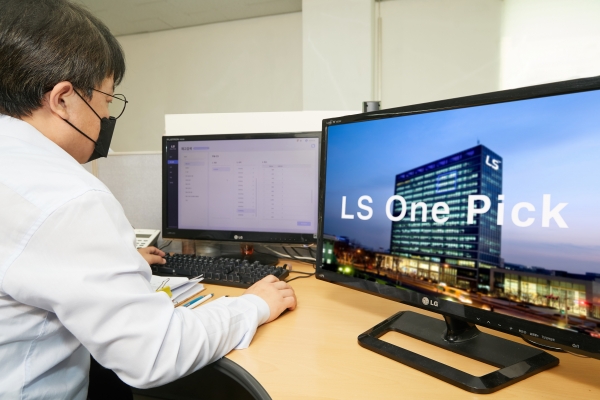케이블 유통점 직원이 LS전선이 도입한 '원픽' 시스템을 통해 사무실에서 재고 상황을 확인하고 있다.