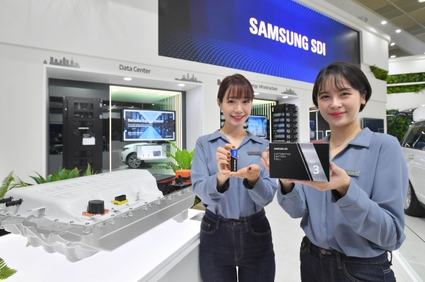 삼성SDI 직원이 지난해 열린 인터배터리에서 자사 배터리 제품을 소개하고 있다.삼성SDI