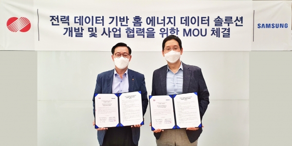 김태용(왼쪽) 한국전력공사 디지털변환처장과 박찬우 삼성전자 생활가전사업부 상무가 업무협약식에서 기념촬영을 하고 있다.