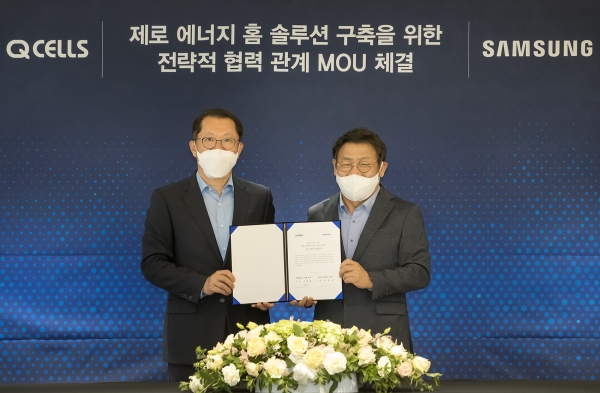김희철(왼쪽) 한화큐셀 사장과 이재승 삼성전자 생활가전사업부장이  지난 2일 서울 중구 한화그룹 본사에서 ‘제로 에너지 홈(Zero Energy Home) 구축을 위한 상호 협력 양해각서(MOU)’를 체결했다.